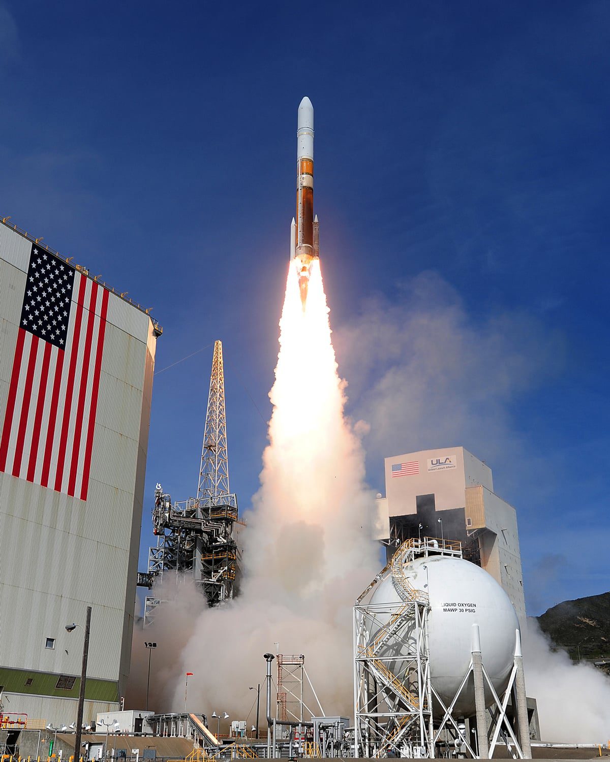 VANDENBERG AIR FORCE BASE, Calif.-- Team Vandenberg launched a United Launch Alliance Delta IV Medium+ (5,2) from Space Launch Complex-6 here at 4:12 p.m. PDT Tuesday, April 3, 2012. The launch was the Department of Defense’s first-ever Delta IV Medium launch vehicle configured with a 5-meter payload fairing and two solid rocket motors. (U.S. Air Force photo/Rodney Jones)